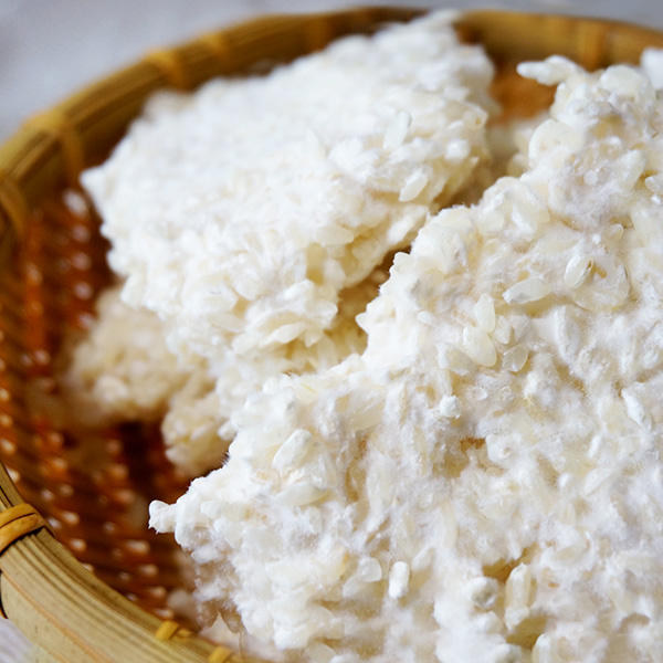 様々な消化酵素を含む「米麹菌」を配合。