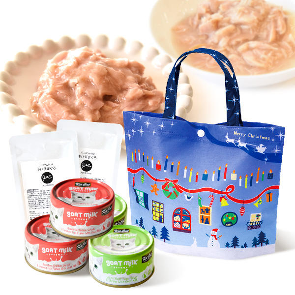 赤と緑のパッケージのウェットフードを、クリスマスラッピングに入れてお届け♪